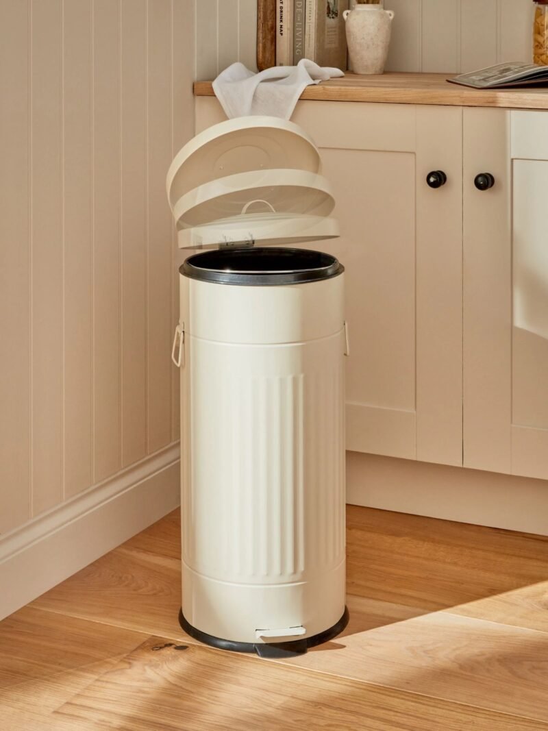 TK 30L Retro Pedal Bin – Metal Trash Can with Inner Bucket